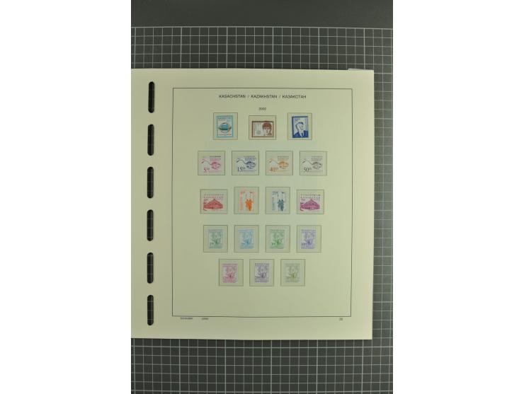 1992/2004, unmounted mint collection with miniature sheets, se-tenants sheets, bookletes etc.