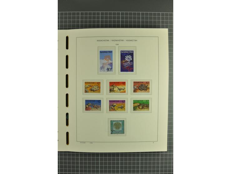 1992/2004, unmounted mint collection with miniature sheets, se-tenants sheets, bookletes etc.