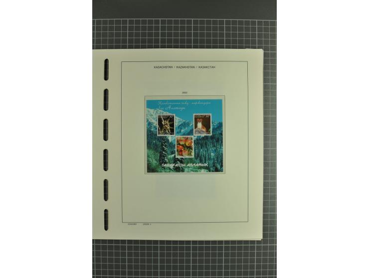 1992/2004, unmounted mint collection with miniature sheets, se-tenants sheets, bookletes etc.