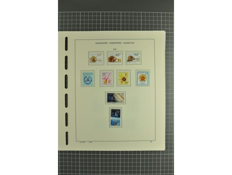 1992/2004, unmounted mint collection with miniature sheets, se-tenants sheets, bookletes etc.