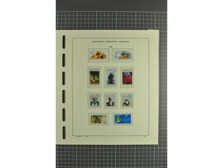 1992/2004, unmounted mint collection with miniature sheets, se-tenants sheets, bookletes etc.