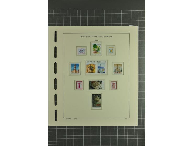 1992/2004, unmounted mint collection with miniature sheets, se-tenants sheets, bookletes etc.