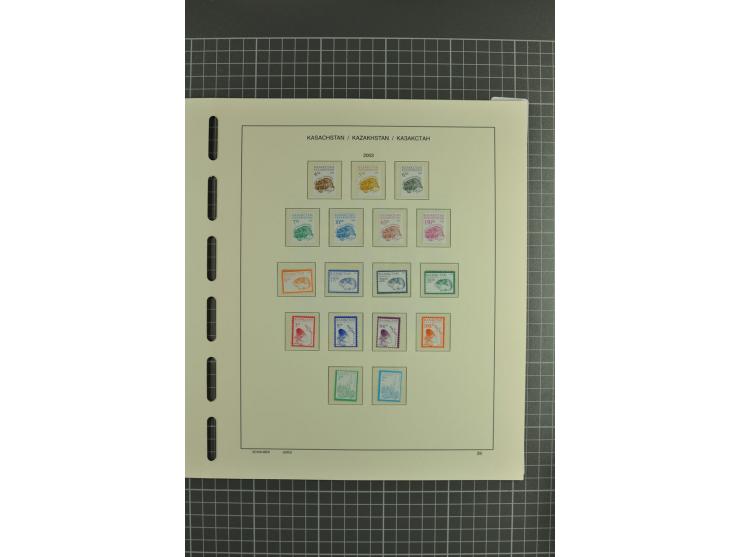 1992/2004, unmounted mint collection with miniature sheets, se-tenants sheets, bookletes etc.