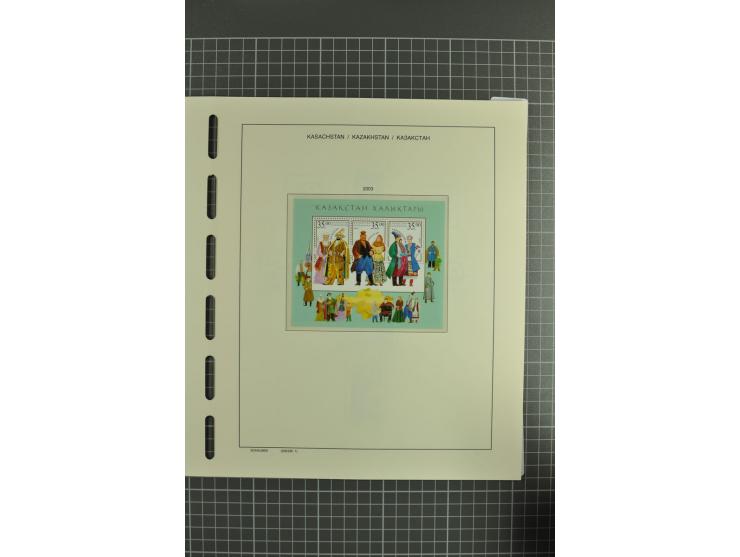1992/2004, unmounted mint collection with miniature sheets, se-tenants sheets, bookletes etc.