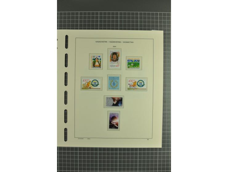 1992/2004, unmounted mint collection with miniature sheets, se-tenants sheets, bookletes etc.