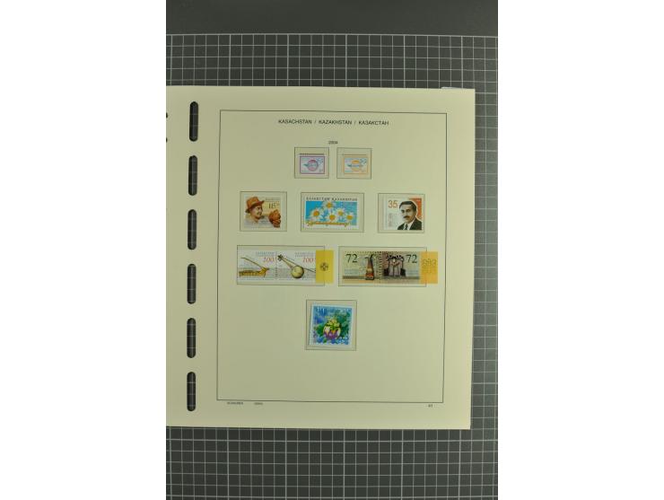 1992/2004, unmounted mint collection with miniature sheets, se-tenants sheets, bookletes etc.