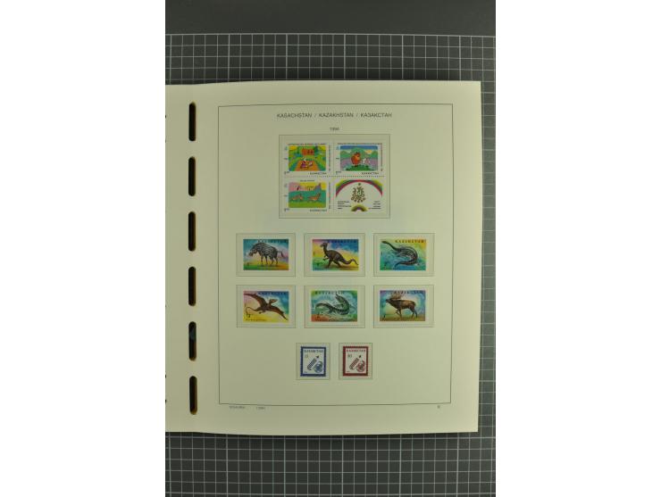 1992/2004, unmounted mint collection with miniature sheets, se-tenants sheets, bookletes etc.