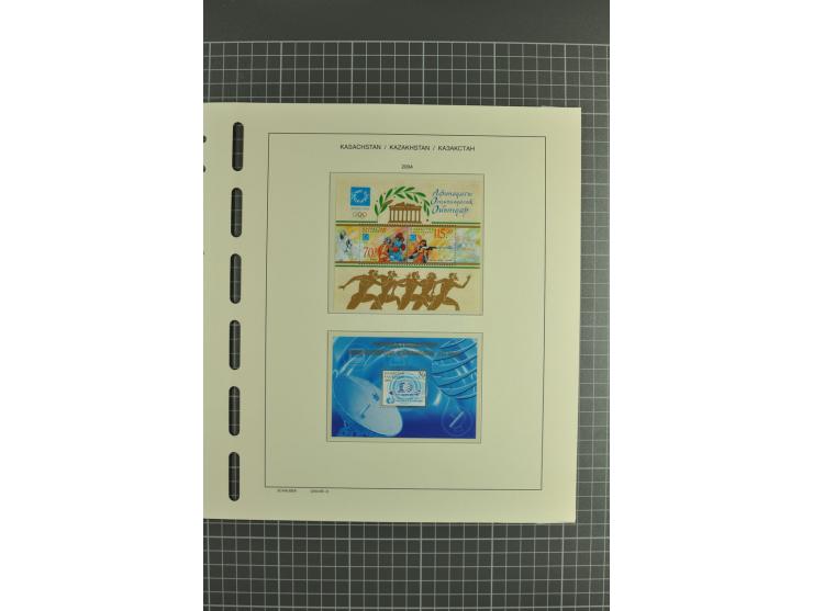 1992/2004, unmounted mint collection with miniature sheets, se-tenants sheets, bookletes etc.