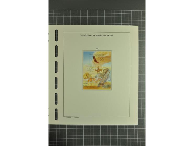 1992/2004, unmounted mint collection with miniature sheets, se-tenants sheets, bookletes etc.