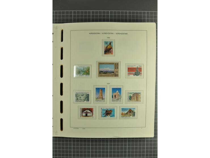 1992/2004, unmounted mint collection with miniature sheets, se-tenants-sheets, imperforated issues and more varieties