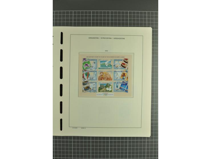 1992/2004, unmounted mint collection with miniature sheets, se-tenants-sheets, imperforated issues and more varieties