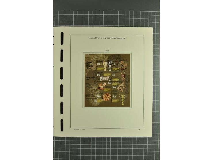 1992/2004, unmounted mint collection with miniature sheets, se-tenants-sheets, imperforated issues and more varieties