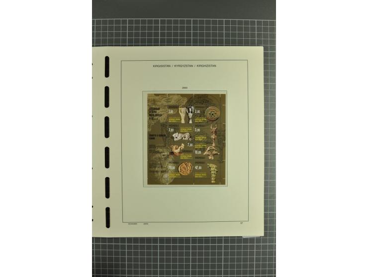 1992/2004, unmounted mint collection with miniature sheets, se-tenants-sheets, imperforated issues and more varieties