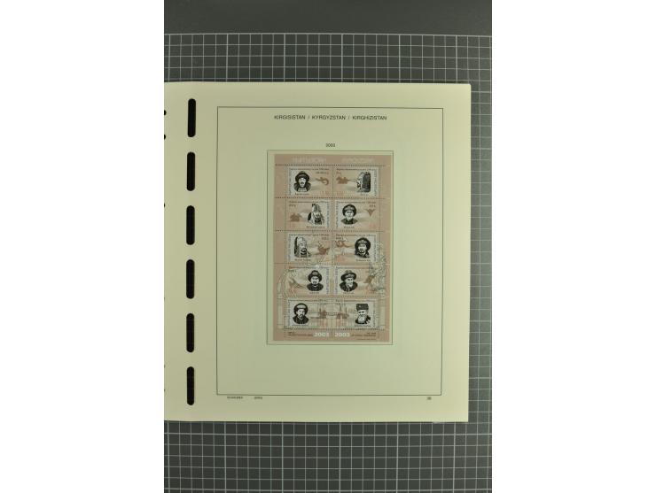 1992/2004, unmounted mint collection with miniature sheets, se-tenants-sheets, imperforated issues and more varieties