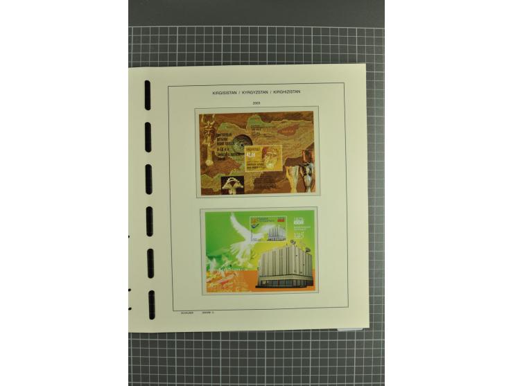 1992/2004, unmounted mint collection with miniature sheets, se-tenants-sheets, imperforated issues and more varieties