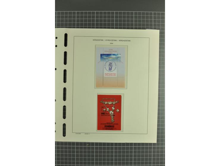 1992/2004, unmounted mint collection with miniature sheets, se-tenants-sheets, imperforated issues and more varieties