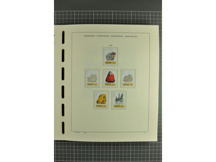 1992/2004, unmounted mint collection with miniature sheets, se-tenants-sheets, imperforated issues and more varieties