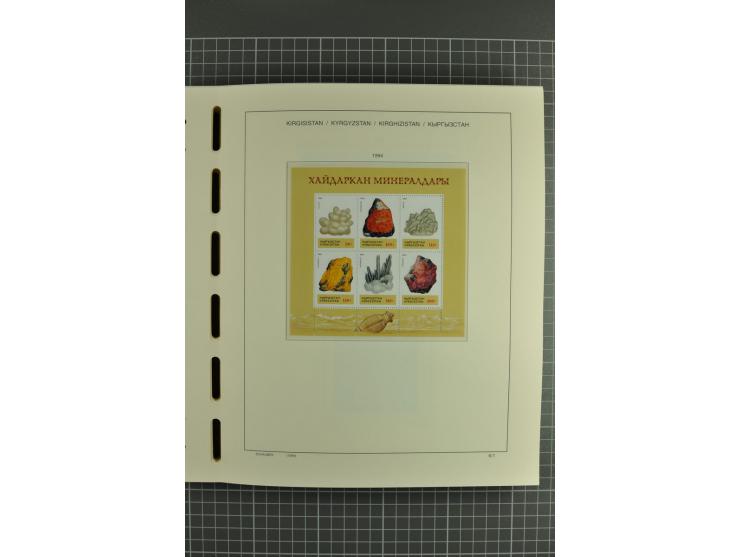 1992/2004, unmounted mint collection with miniature sheets, se-tenants-sheets, imperforated issues and more varieties