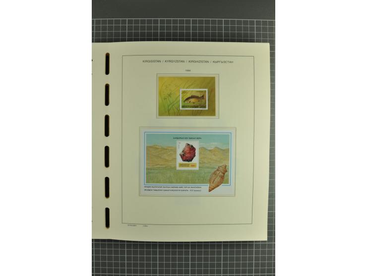 1992/2004, unmounted mint collection with miniature sheets, se-tenants-sheets, imperforated issues and more varieties