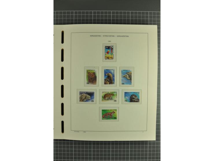 1992/2004, unmounted mint collection with miniature sheets, se-tenants-sheets, imperforated issues and more varieties