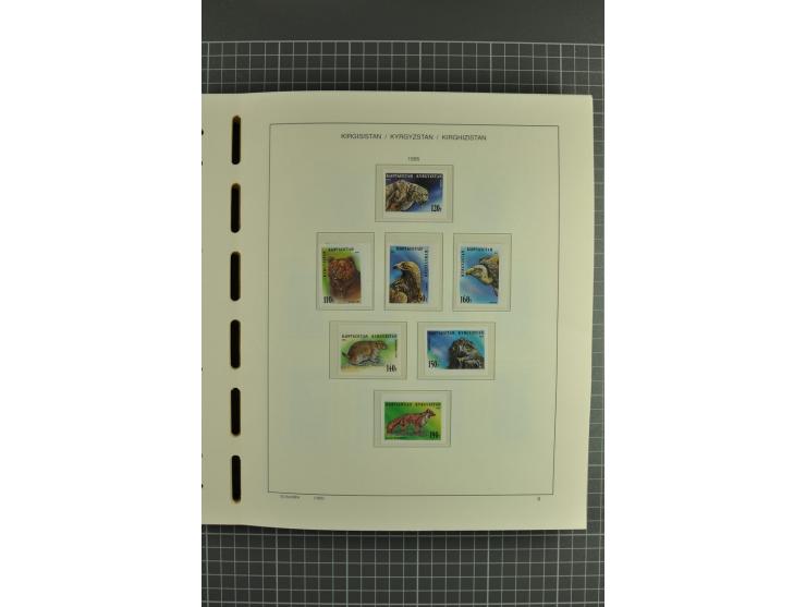 1992/2004, unmounted mint collection with miniature sheets, se-tenants-sheets, imperforated issues and more varieties