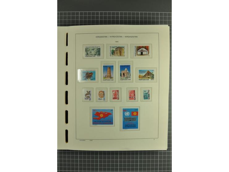 1992/2004, unmounted mint collection with miniature sheets, se-tenants-sheets, imperforated issues and more varieties