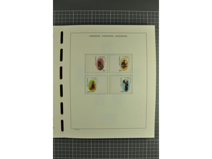 1992/2004, unmounted mint collection with miniature sheets, se-tenants-sheets, imperforated issues and more varieties
