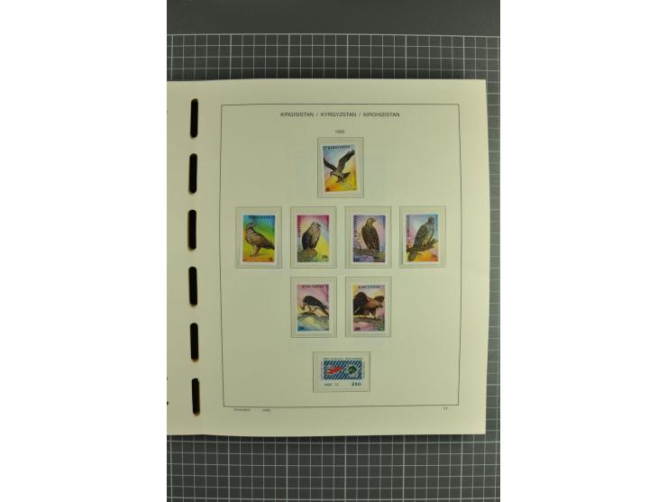 1992/2004, unmounted mint collection with miniature sheets, se-tenants-sheets, imperforated issues and more varieties
