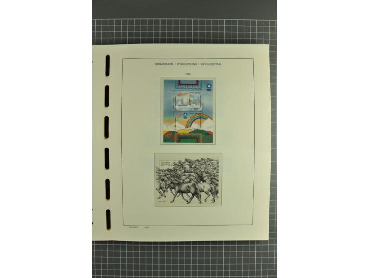 1992/2004, unmounted mint collection with miniature sheets, se-tenants-sheets, imperforated issues and more varieties