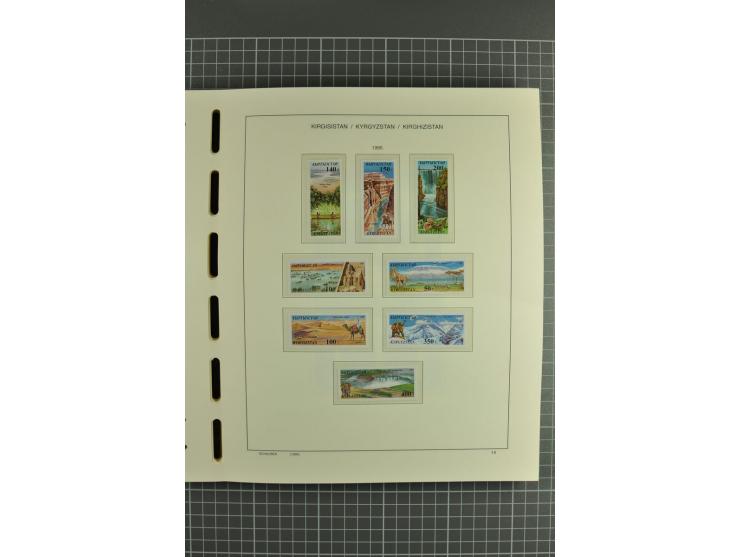 1992/2004, unmounted mint collection with miniature sheets, se-tenants-sheets, imperforated issues and more varieties