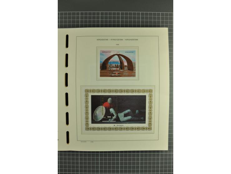1992/2004, unmounted mint collection with miniature sheets, se-tenants-sheets, imperforated issues and more varieties