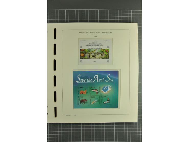 1992/2004, unmounted mint collection with miniature sheets, se-tenants-sheets, imperforated issues and more varieties