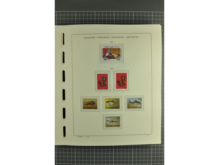 1992/2004, unmounted mint collection with miniature sheets, se-tenants-sheets, imperforated issues and more varieties
