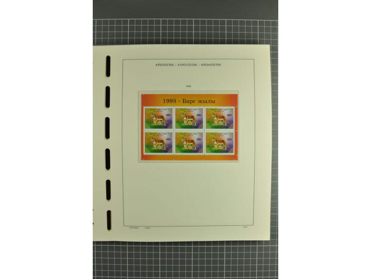 1992/2004, unmounted mint collection with miniature sheets, se-tenants-sheets, imperforated issues and more varieties