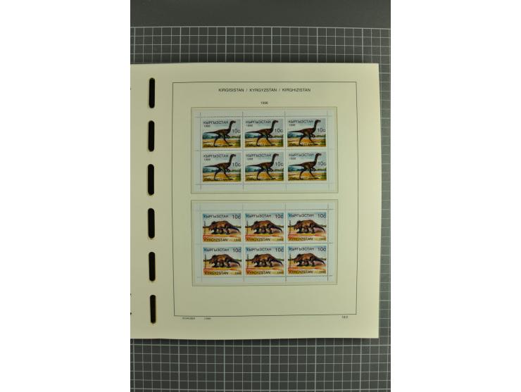1992/2004, unmounted mint collection with miniature sheets, se-tenants-sheets, imperforated issues and more varieties