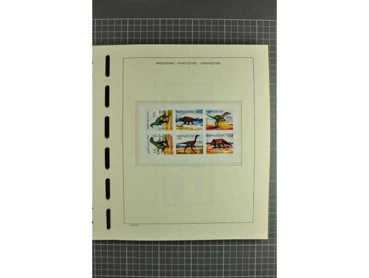 1992/2004, unmounted mint collection with miniature sheets, se-tenants-sheets, imperforated issues and more varieties