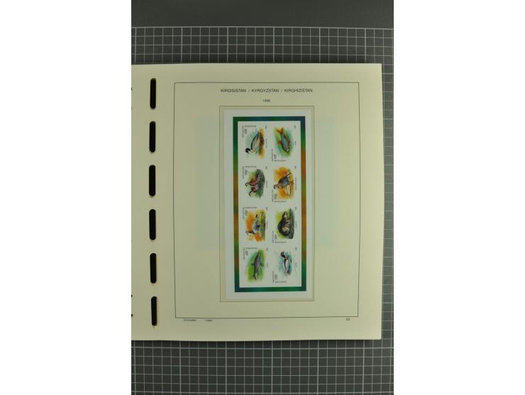 1992/2004, unmounted mint collection with miniature sheets, se-tenants-sheets, imperforated issues and more varieties