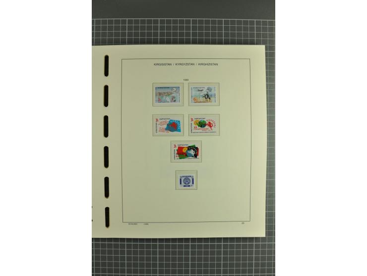 1992/2004, unmounted mint collection with miniature sheets, se-tenants-sheets, imperforated issues and more varieties