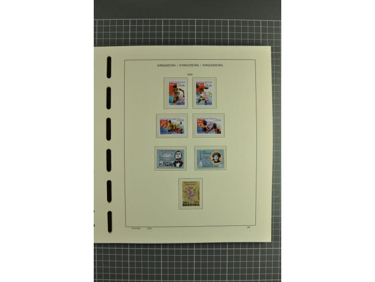 1992/2004, unmounted mint collection with miniature sheets, se-tenants-sheets, imperforated issues and more varieties