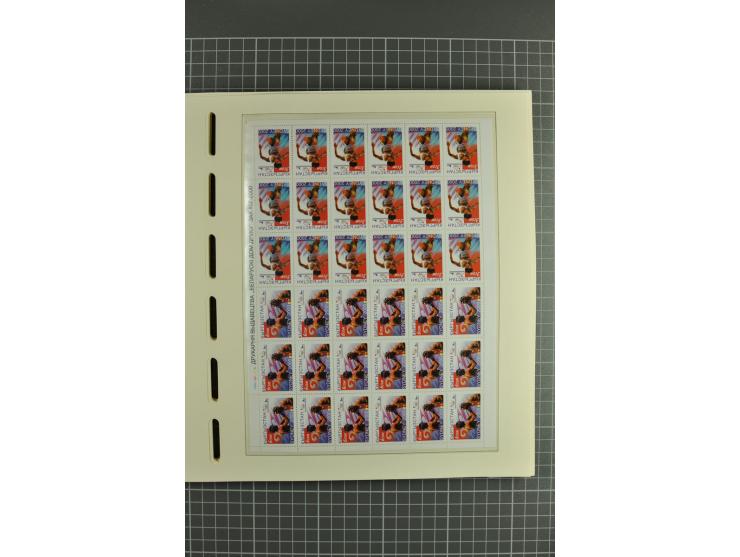 1992/2004, unmounted mint collection with miniature sheets, se-tenants-sheets, imperforated issues and more varieties