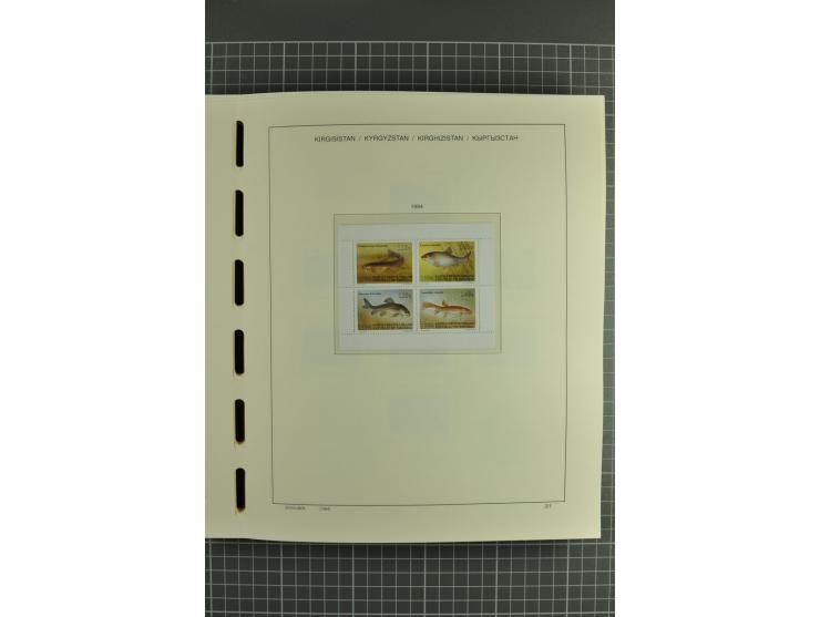 1992/2004, unmounted mint collection with miniature sheets, se-tenants-sheets, imperforated issues and more varieties