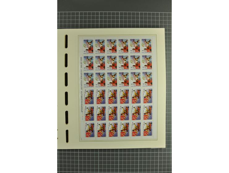 1992/2004, unmounted mint collection with miniature sheets, se-tenants-sheets, imperforated issues and more varieties