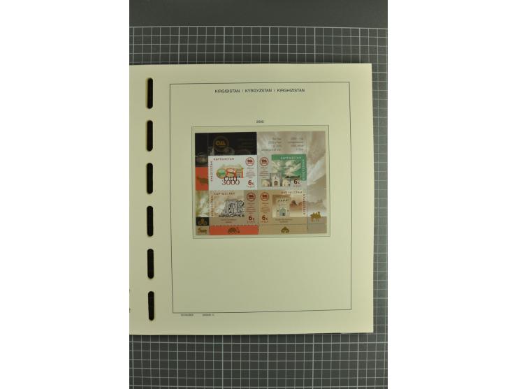 1992/2004, unmounted mint collection with miniature sheets, se-tenants-sheets, imperforated issues and more varieties