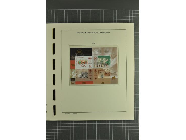 1992/2004, unmounted mint collection with miniature sheets, se-tenants-sheets, imperforated issues and more varieties