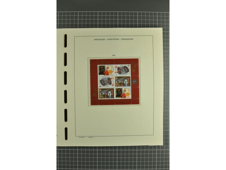 1992/2004, unmounted mint collection with miniature sheets, se-tenants-sheets, imperforated issues and more varieties