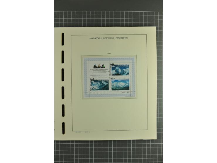 1992/2004, unmounted mint collection with miniature sheets, se-tenants-sheets, imperforated issues and more varieties