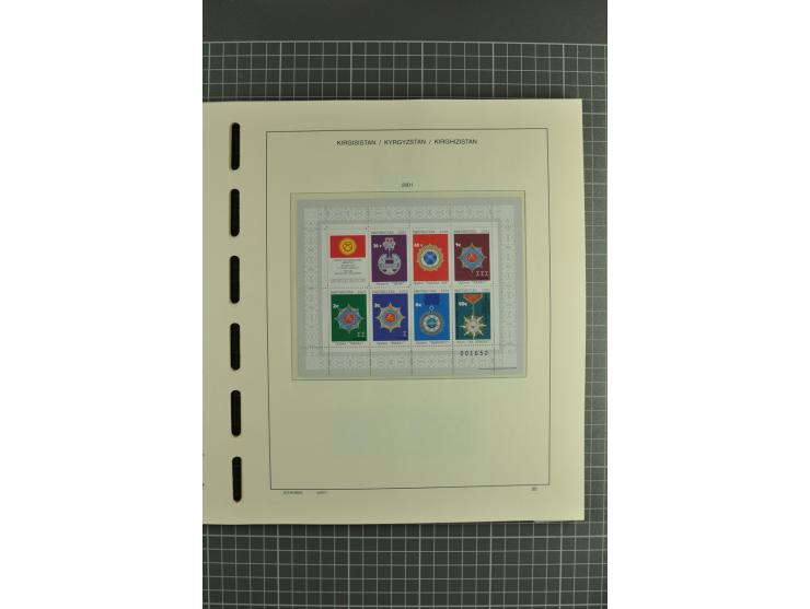 1992/2004, unmounted mint collection with miniature sheets, se-tenants-sheets, imperforated issues and more varieties