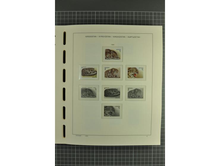 1992/2004, unmounted mint collection with miniature sheets, se-tenants-sheets, imperforated issues and more varieties