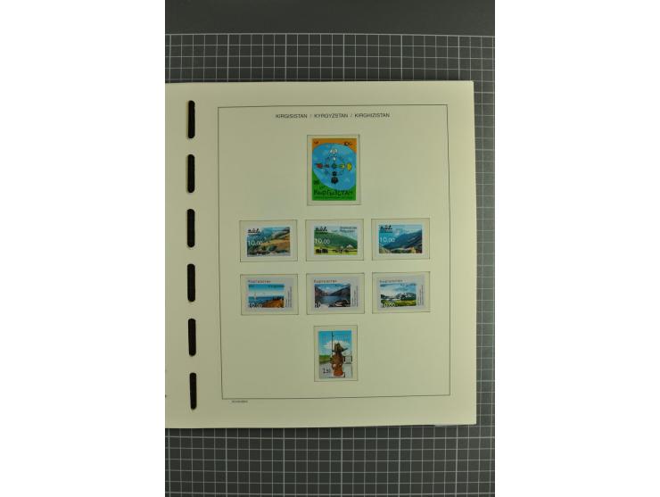 1992/2004, unmounted mint collection with miniature sheets, se-tenants-sheets, imperforated issues and more varieties