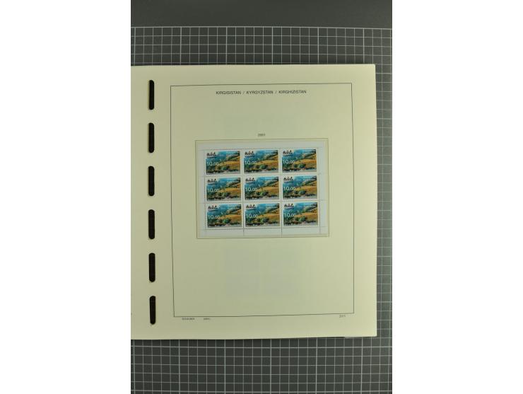 1992/2004, unmounted mint collection with miniature sheets, se-tenants-sheets, imperforated issues and more varieties